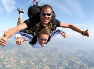  Larga vida al salto tándem con Sky Dive. 